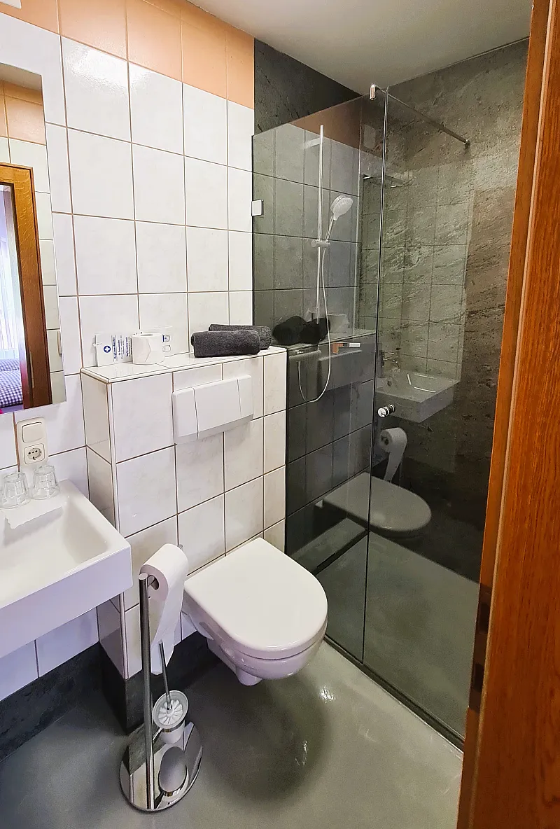 Doppelzimmer Parterre — Badezimmer