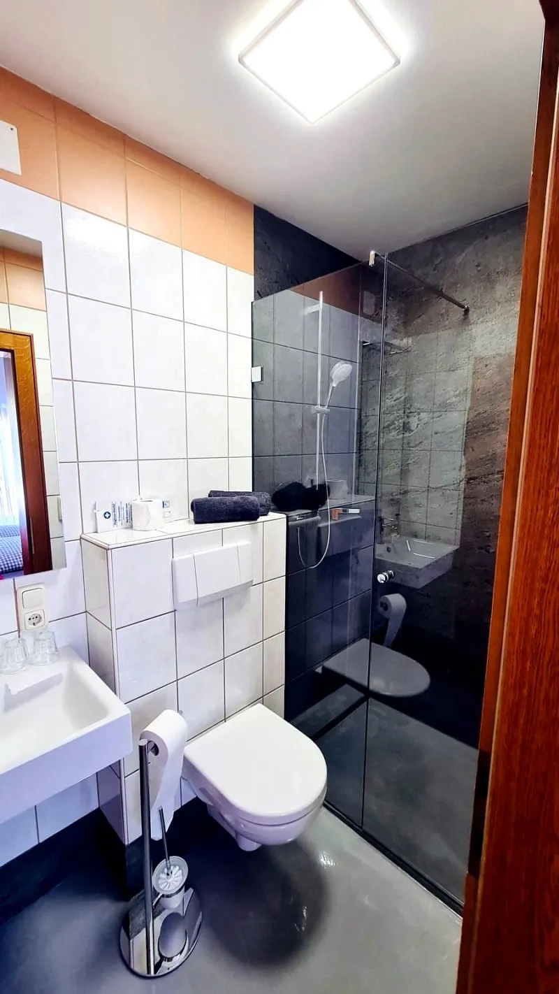 Badezimmer im Doppelzimmer Parterre