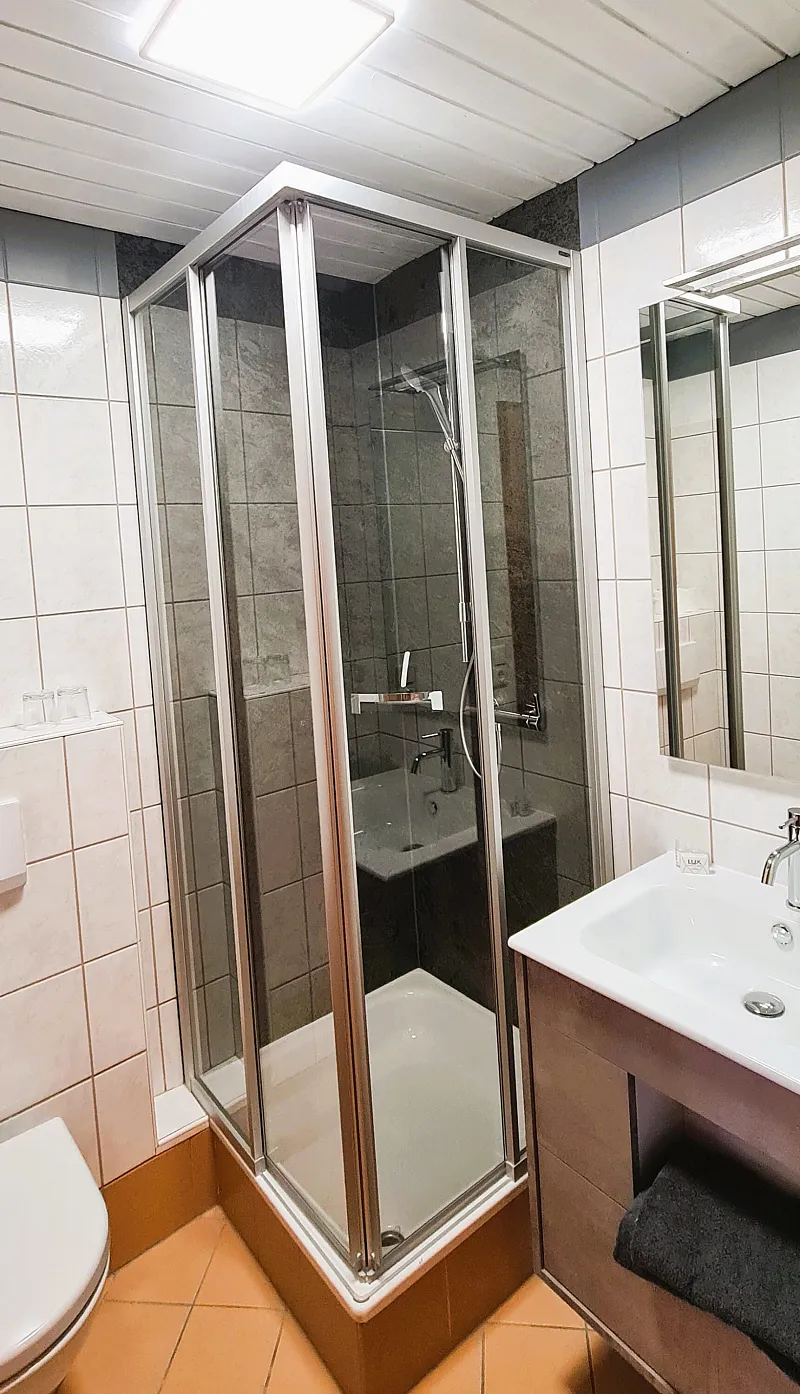 Einzelzimmer Ost — Badezimmer