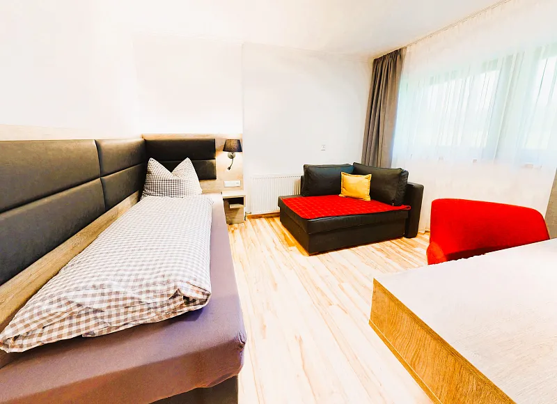 Familienzimmer — zweites Schlafzimmer mit Einzelbett und Schlafcouch