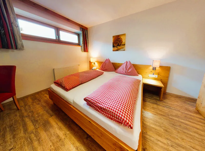 Schlafzimmer im Appartement Ellmauer Halt mit Bergblick
