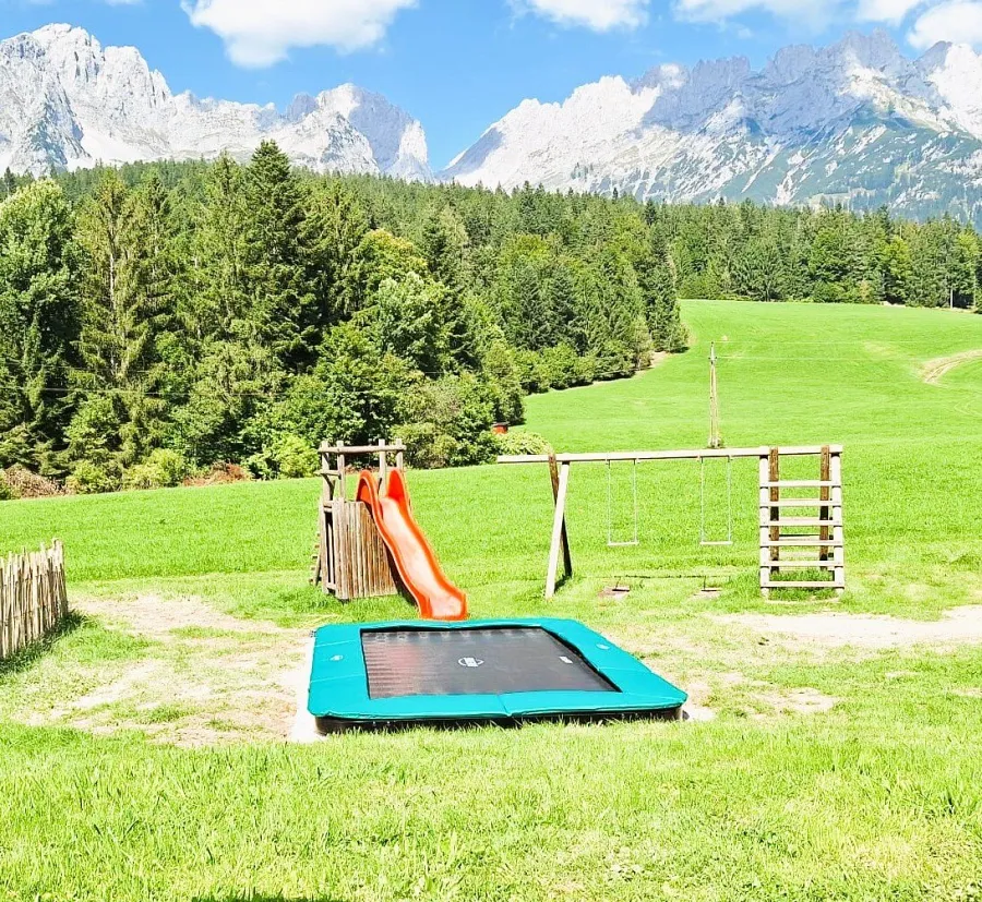 Spielplatz auf der Wiese beim Landhaus Wildschwendt