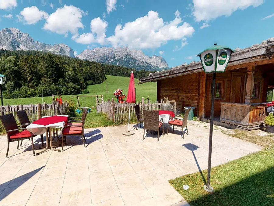Gartenhütte mit Terrasse vor dem Wilden Kaiser