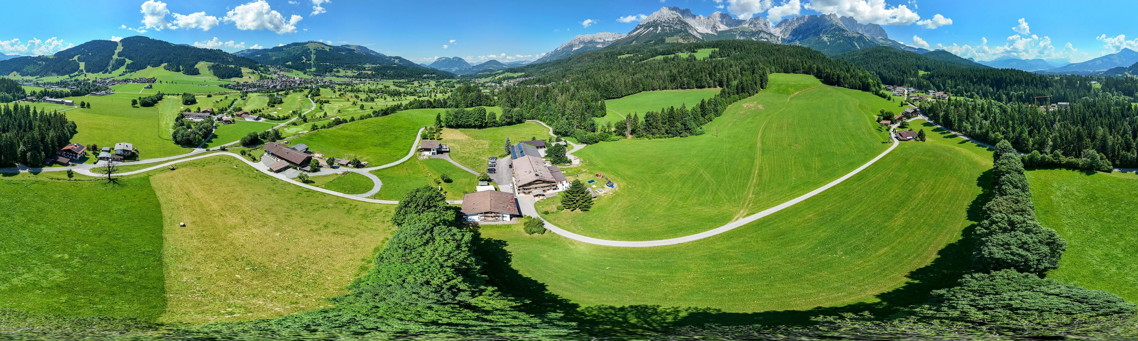 Luftpanorama rund um das Landhaus Wildschwendt mit Blick auf den Wilden Kaiser