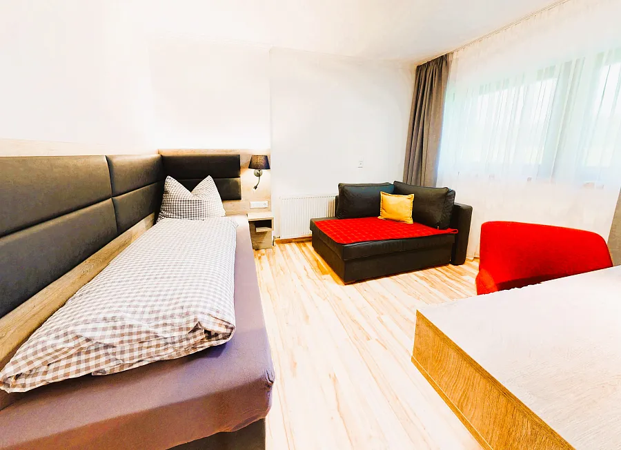 Zweites Schlafzimmer des Familienzimmers mit Einzelbett und Schlafcouch
