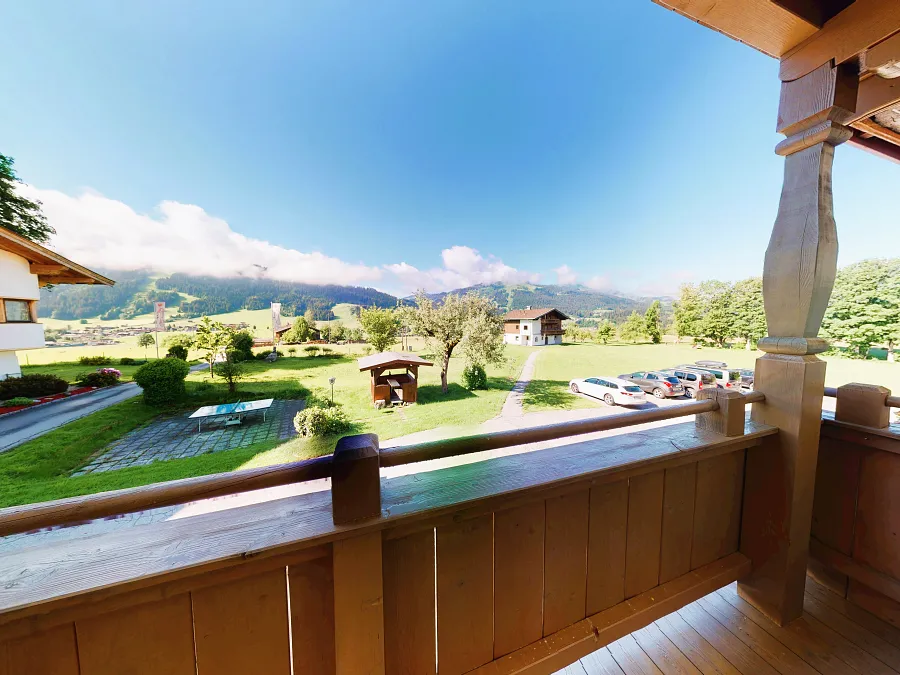 Balkon des Appartements Kitzbüheler Horn mit Süd-Ost-Blick über den Garten auf die Berge